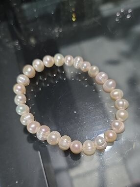 Pearlescent Stretch Bracelet in Soft Pink-White